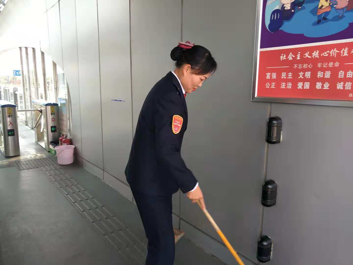 公交集團快速公司站務員堅守崗位為乘客服務