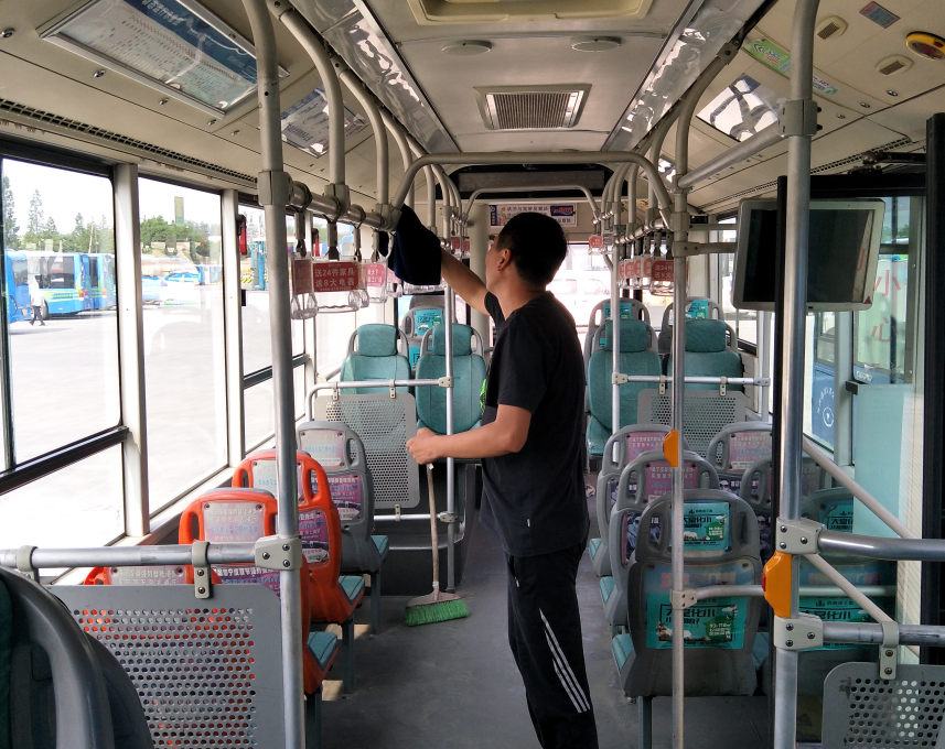 公交集團經營發展事業部開展清潔車輛衛生活動