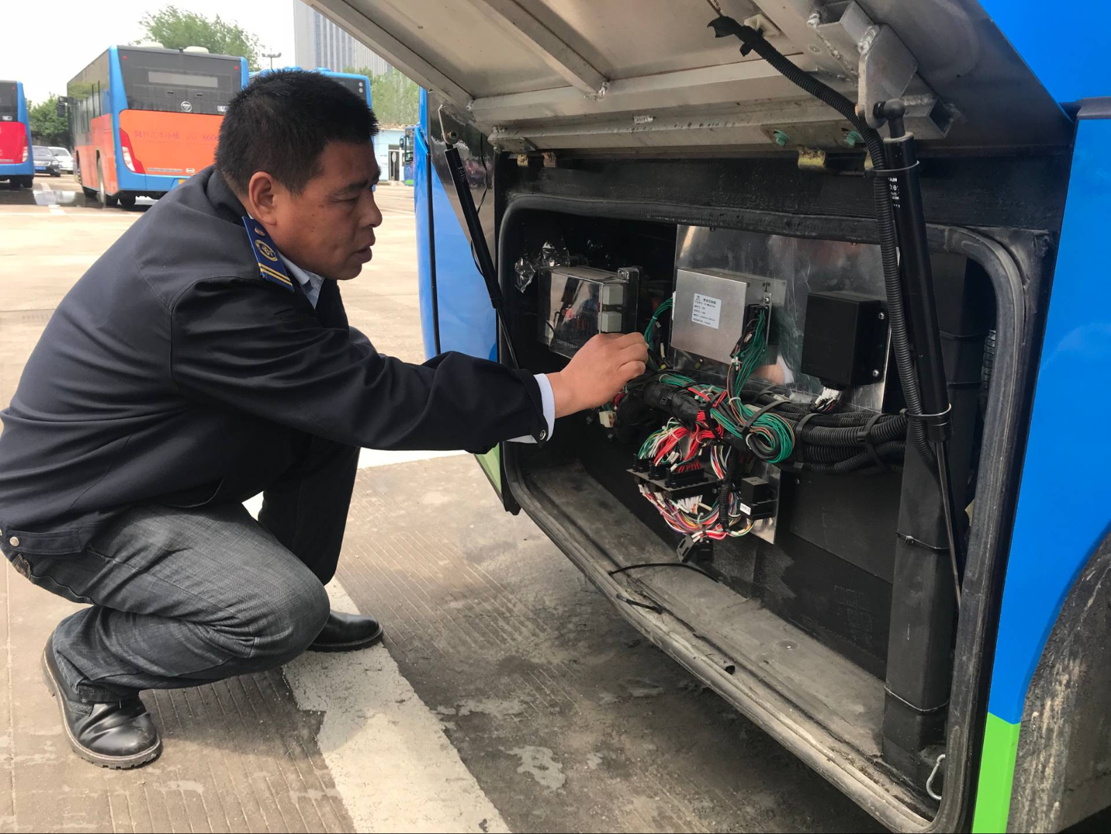 公交集團佳連公司開展純電動車楊柳絮清理工作