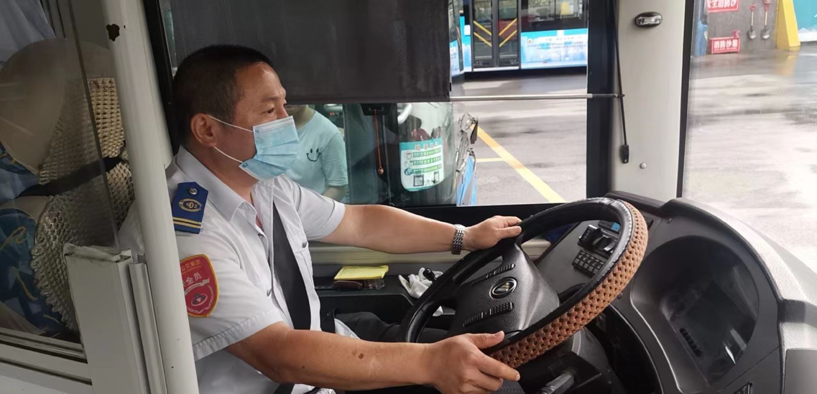 公交事業(yè)一部1路駕駛員郭繼東拾金不昧暖人心