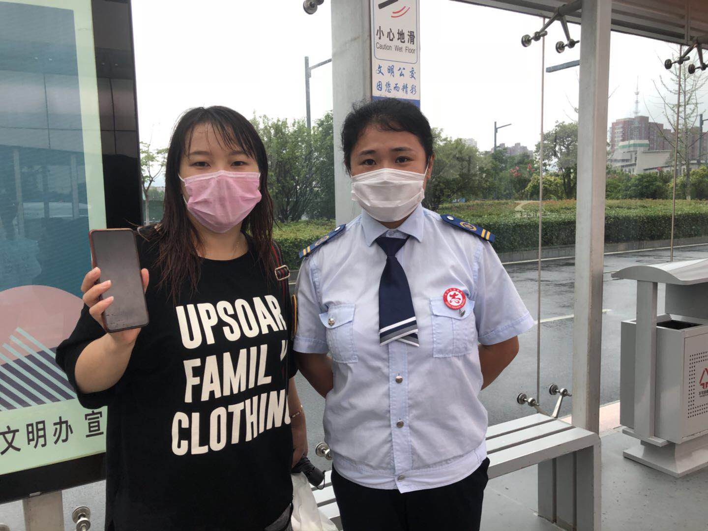 快速公交事業部站務員幫助乘客收獲感謝