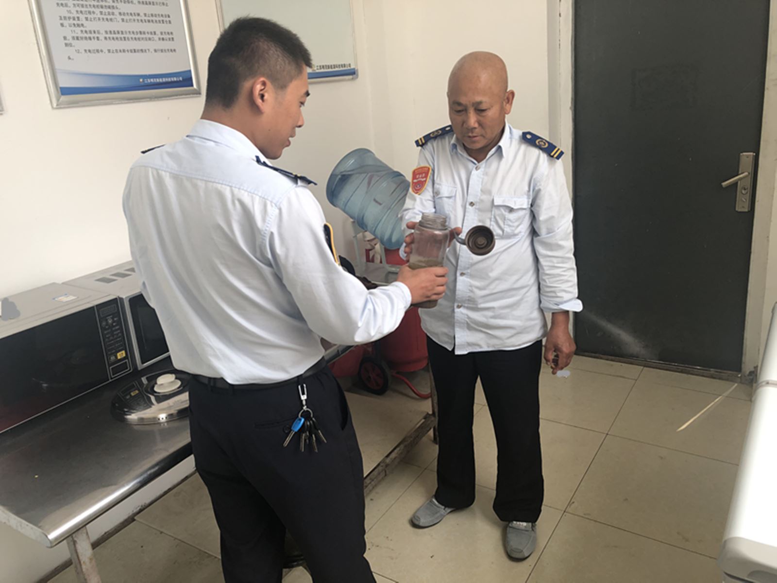 公交集團經營發展事業部開展關愛職工送清涼活動