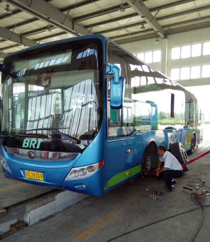 公交快速公司開展天然氣車輛二級維護工作