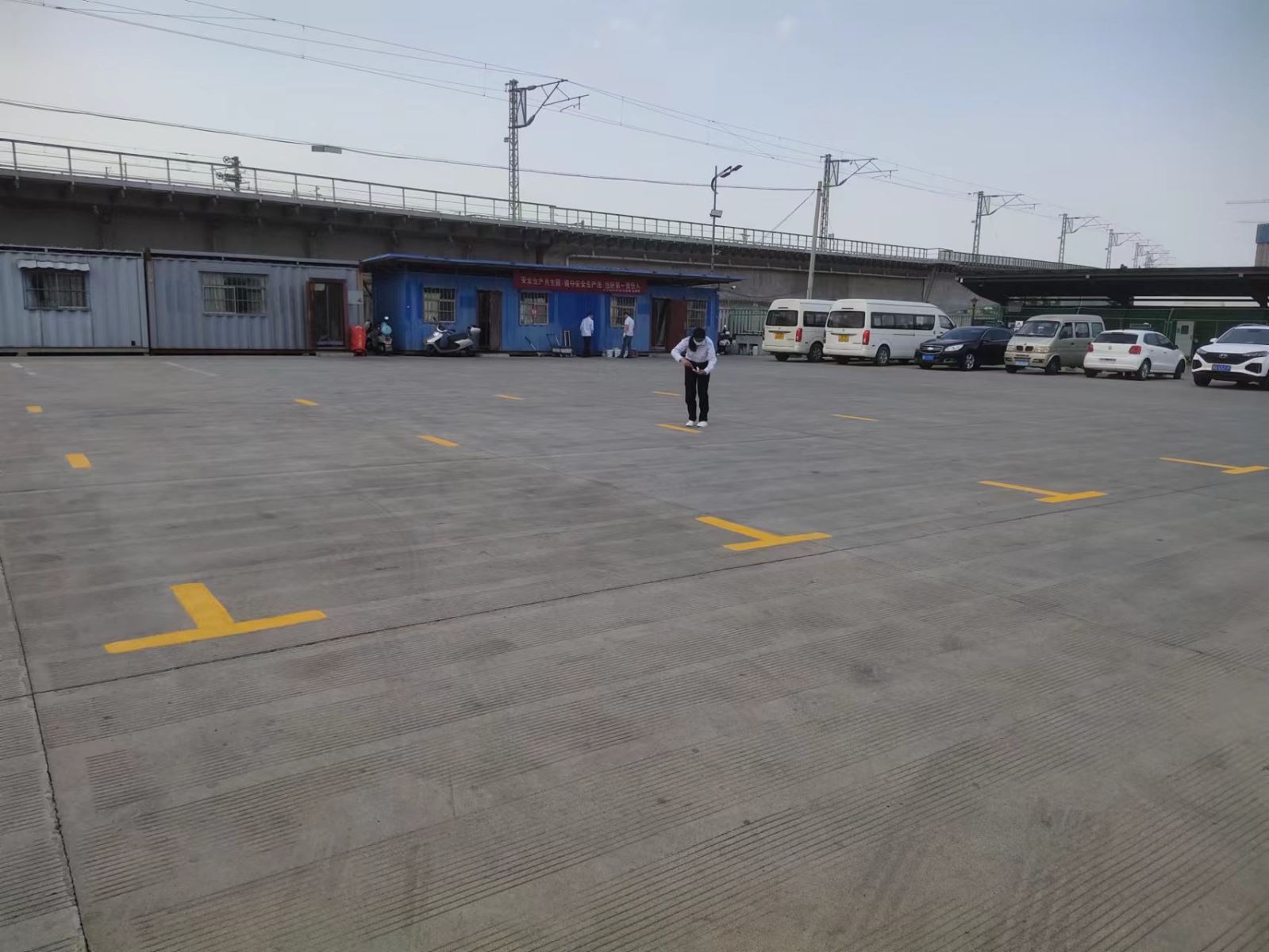 經(jīng)營發(fā)展事業(yè)部施劃場站停車標識線 助力創(chuàng)文工作