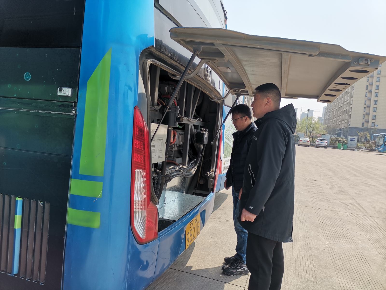 經(jīng)營(yíng)發(fā)展事業(yè)部開展電動(dòng)車電池倉(cāng)柳絮清理工作