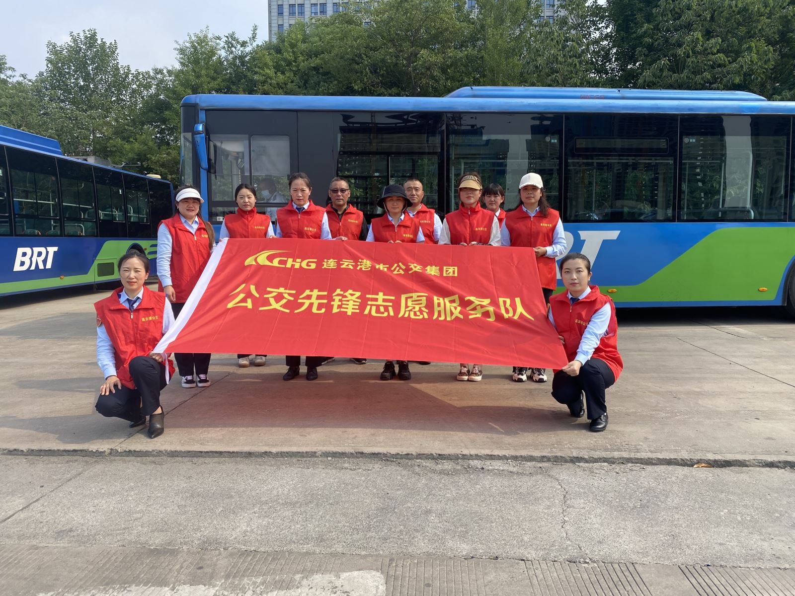 快速公交事業(yè)部開展“除草助創(chuàng)文， 行動亮初心”黨員志愿活動