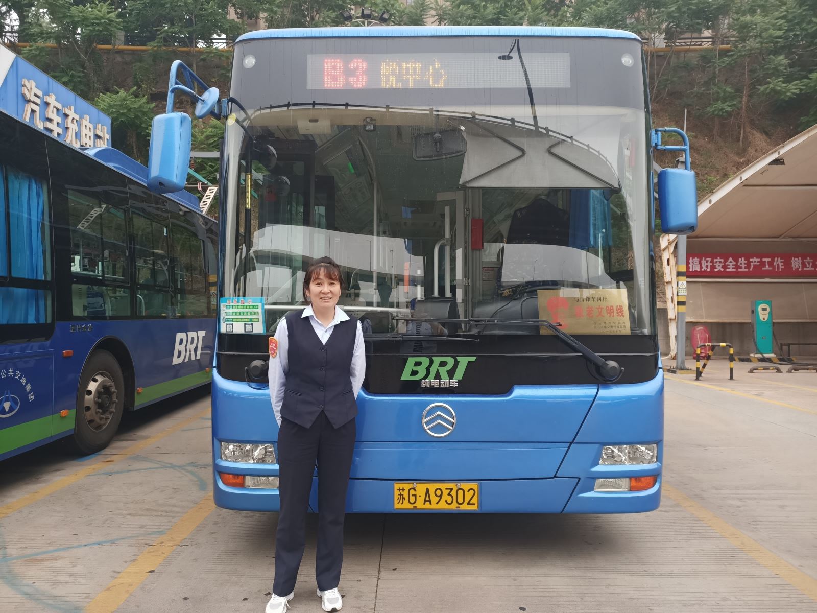 公交集團(tuán)快速事業(yè)部駕駛員周建平撿書包獲感謝