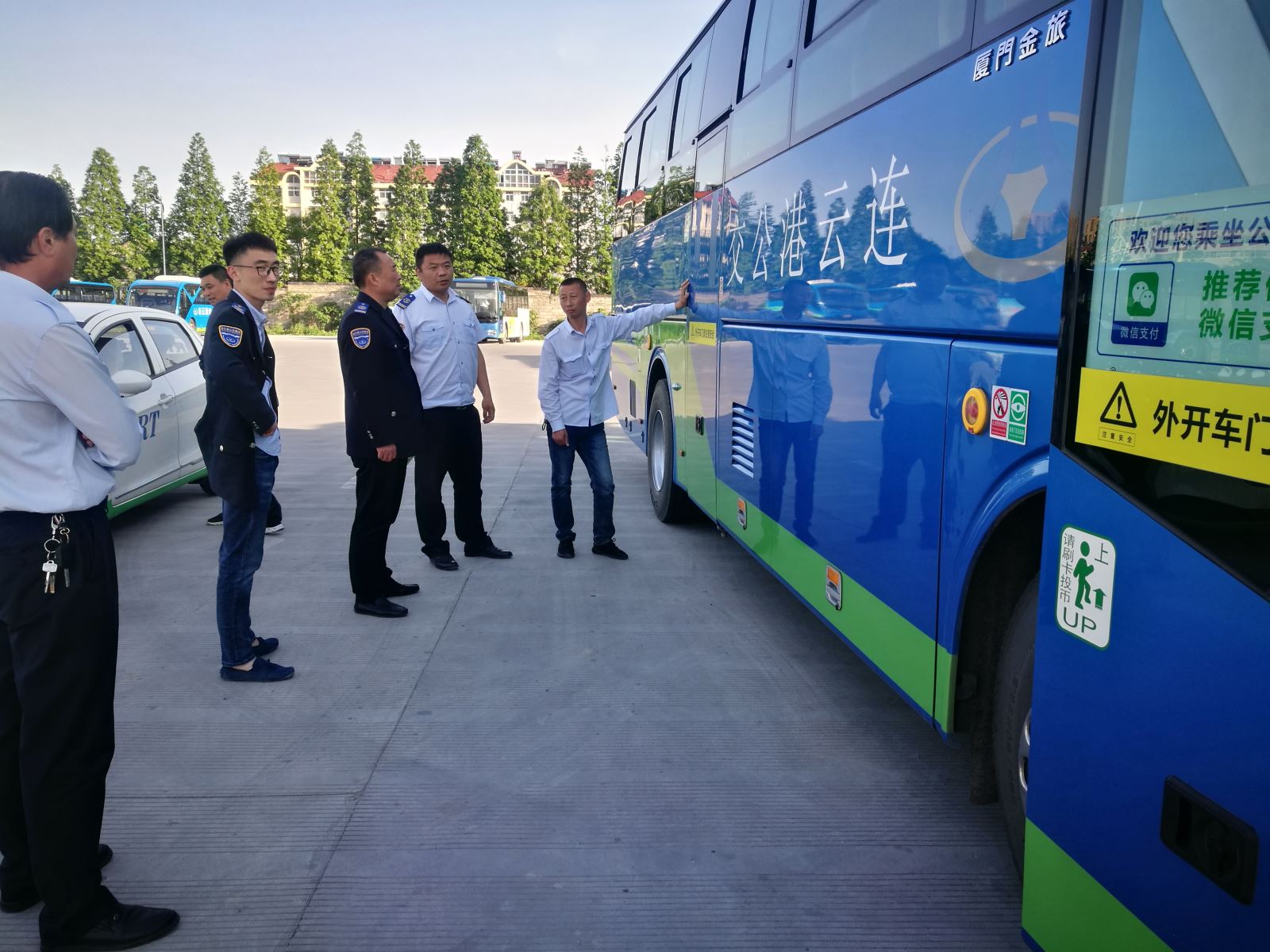 公交集團(tuán)經(jīng)營(yíng)發(fā)展事業(yè)部開展“安全生產(chǎn) 優(yōu)質(zhì)服務(wù)”百日競(jìng)賽監(jiān)督檢查