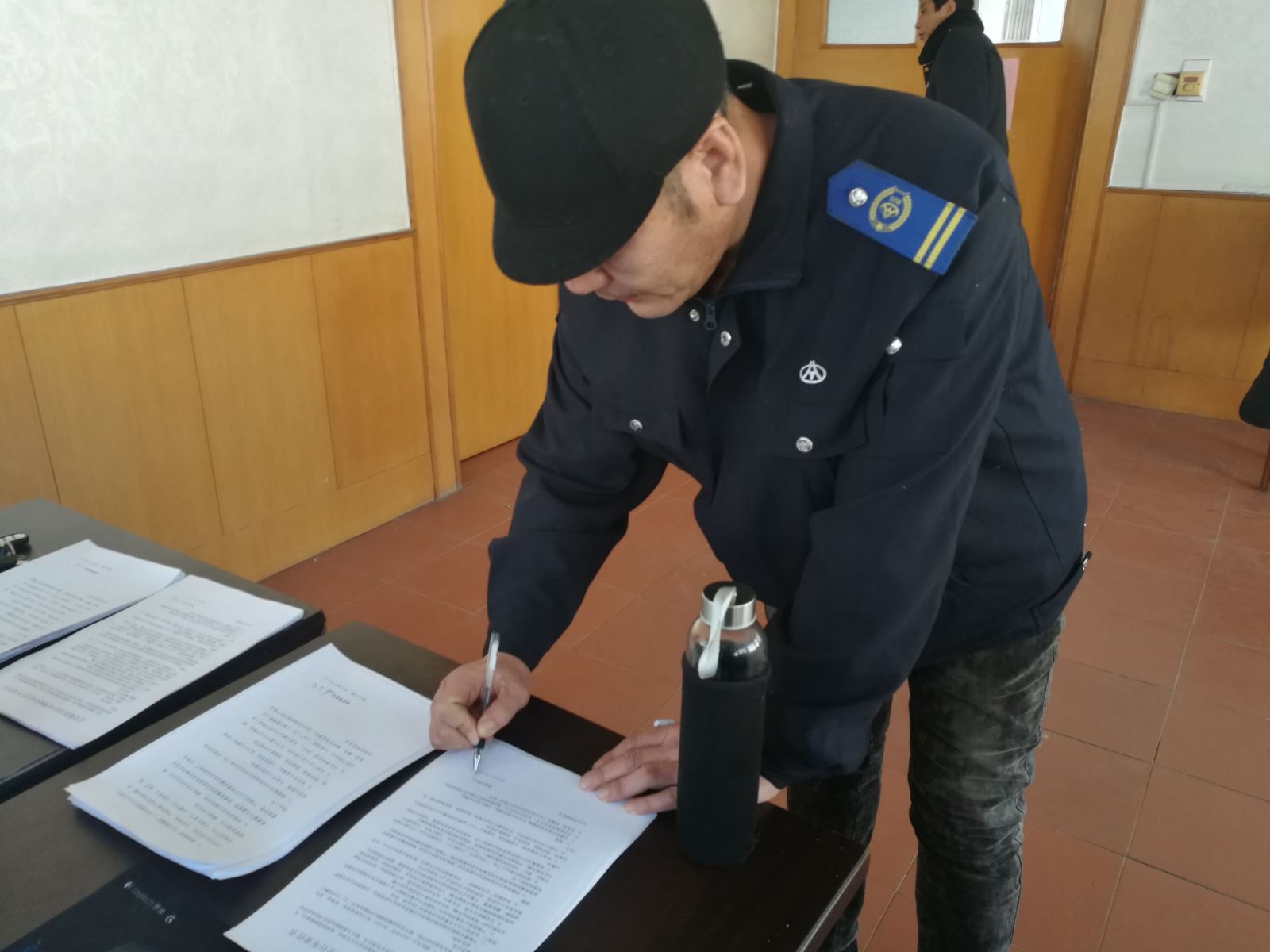 公交集團(tuán)經(jīng)營(yíng)發(fā)展事業(yè)部組織駕駛員簽訂2019年安全行車(chē)責(zé)任書(shū)