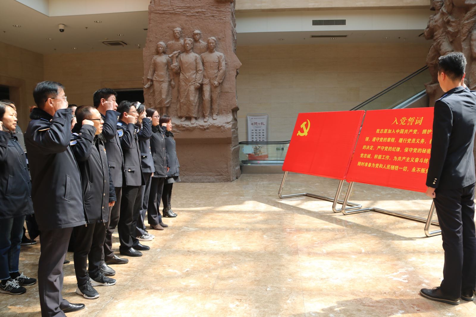 公交集團(tuán)機(jī)關(guān)總支開(kāi)展“緬懷先烈憶初心、傳承精神勇?lián)?dāng)”主題黨日活動(dòng)