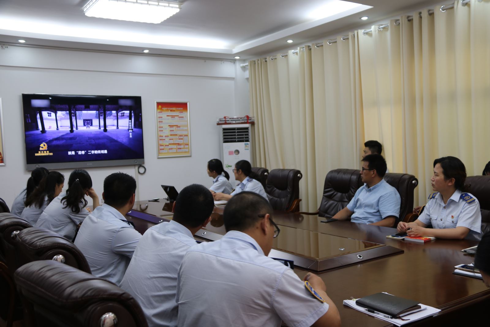 公交集團(tuán)組織觀看學(xué)習(xí)《守望家風(fēng)》文獻(xiàn)紀(jì)錄片之《忠孝》《傳承》