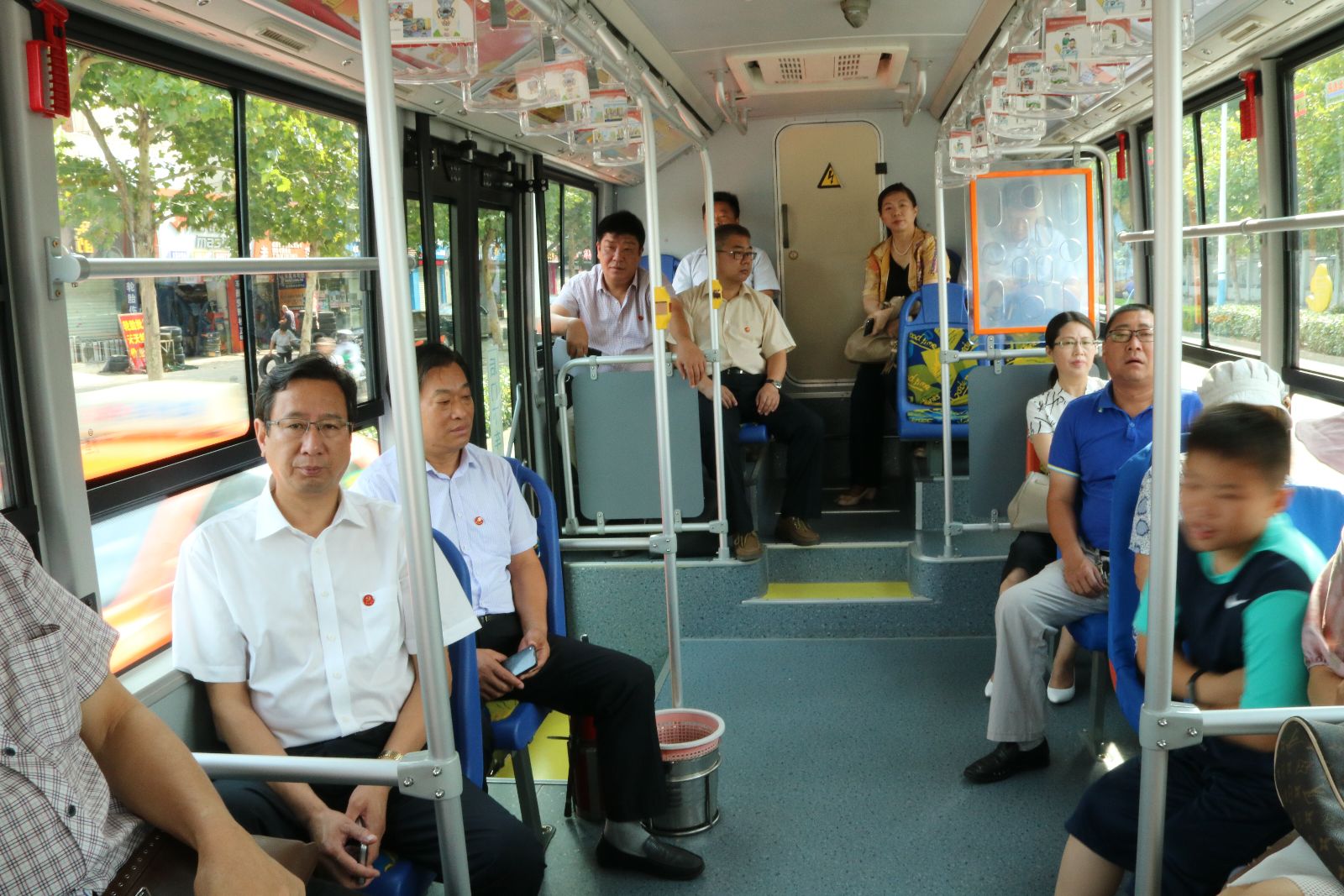 海通公交黨委深入開展“兩學(xué)一做”下基層征求意見活動