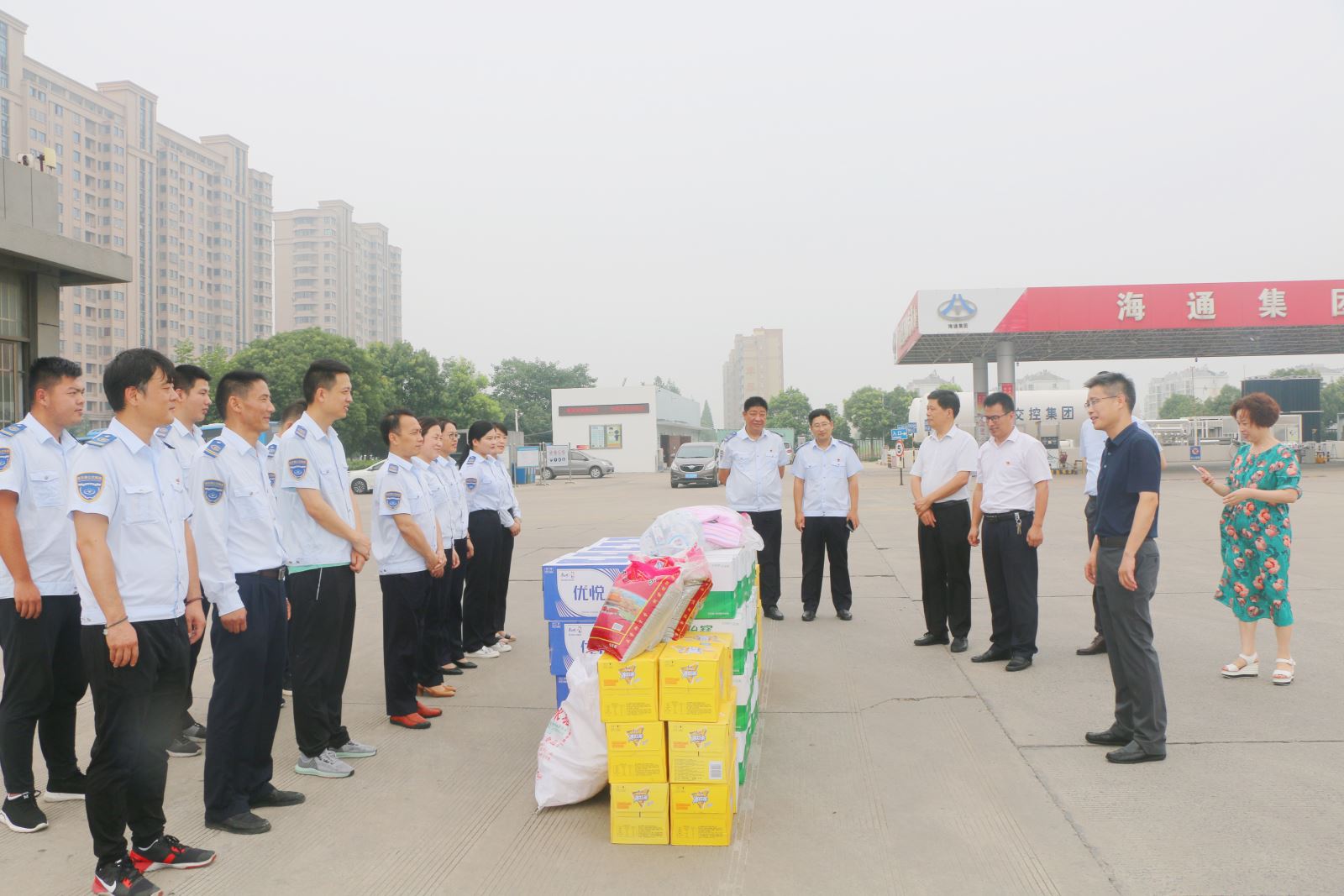 交通控股集團領導深入公交一線為職工“夏送清涼”