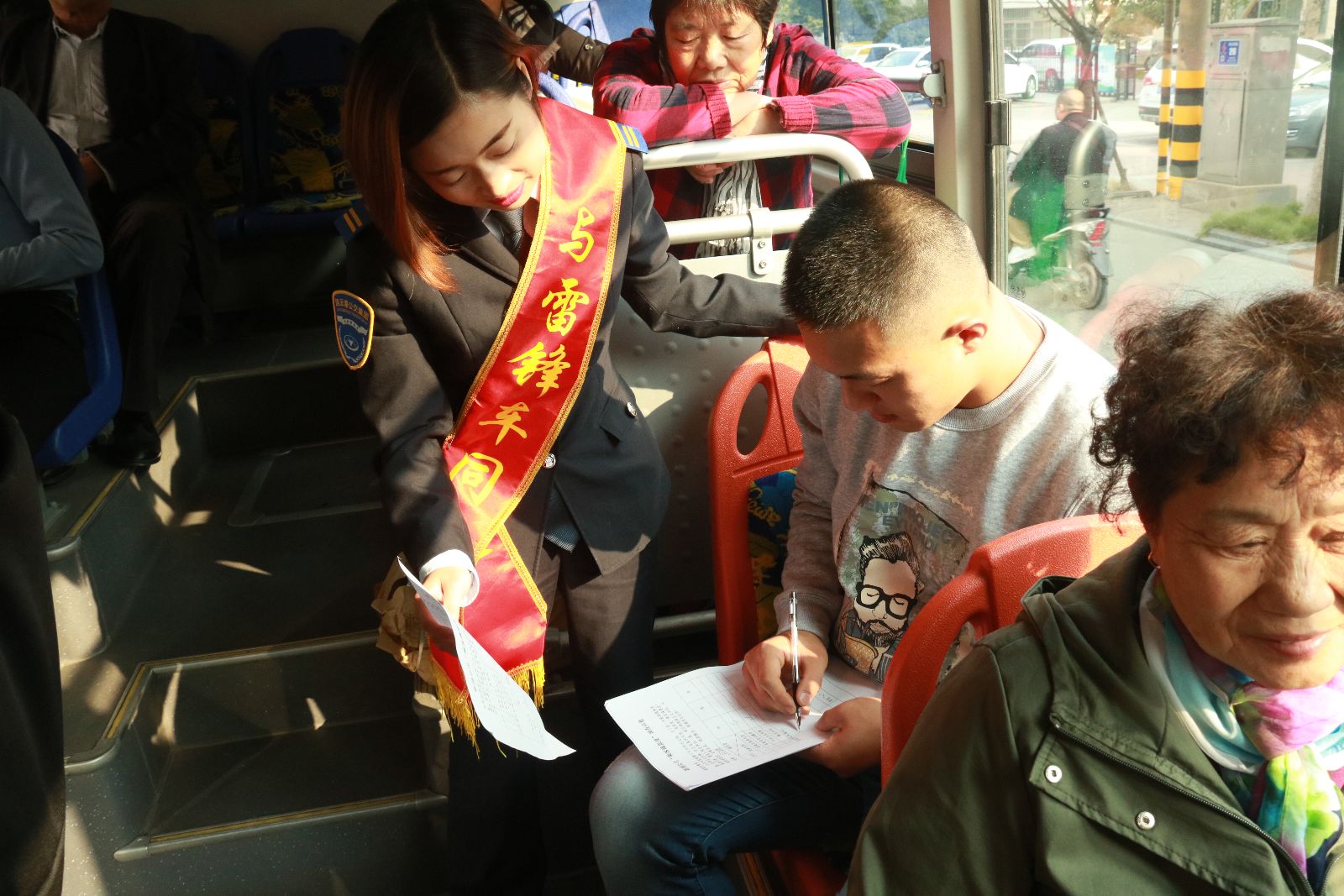 公交集團新浦公司23路開展“九九重陽節、濃濃敬老情”活動