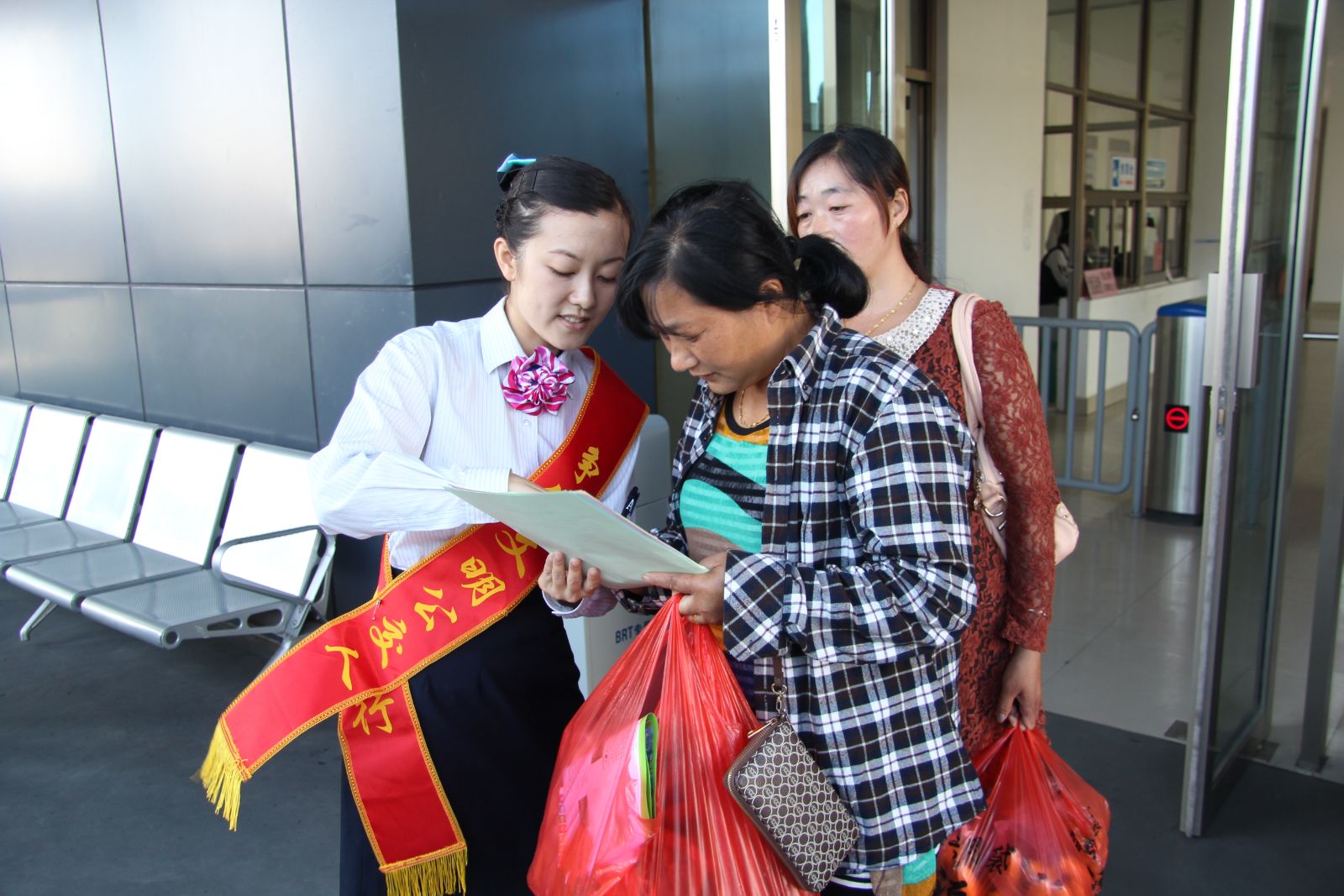 海通公交BRT公司開(kāi)展乘客滿意度問(wèn)卷調(diào)查活動(dòng)