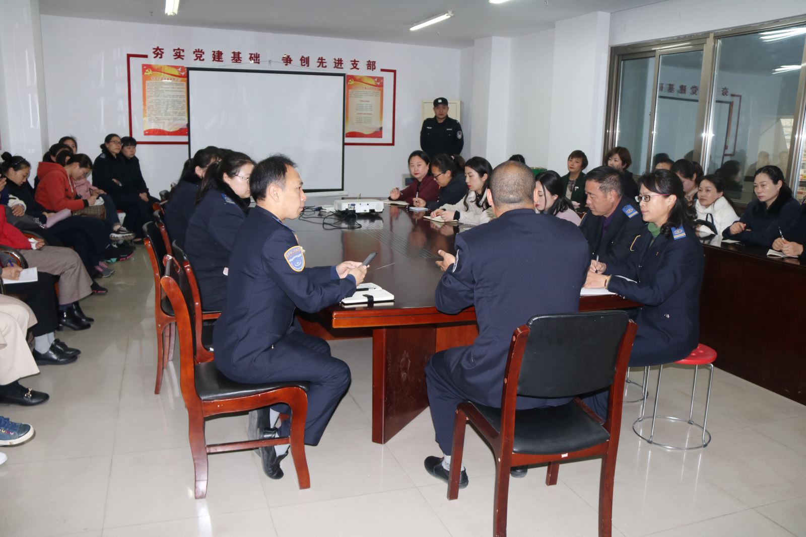 公交集團(tuán)快速公交事業(yè)部開(kāi)展站務(wù)員危險(xiǎn)品檢查培訓(xùn)