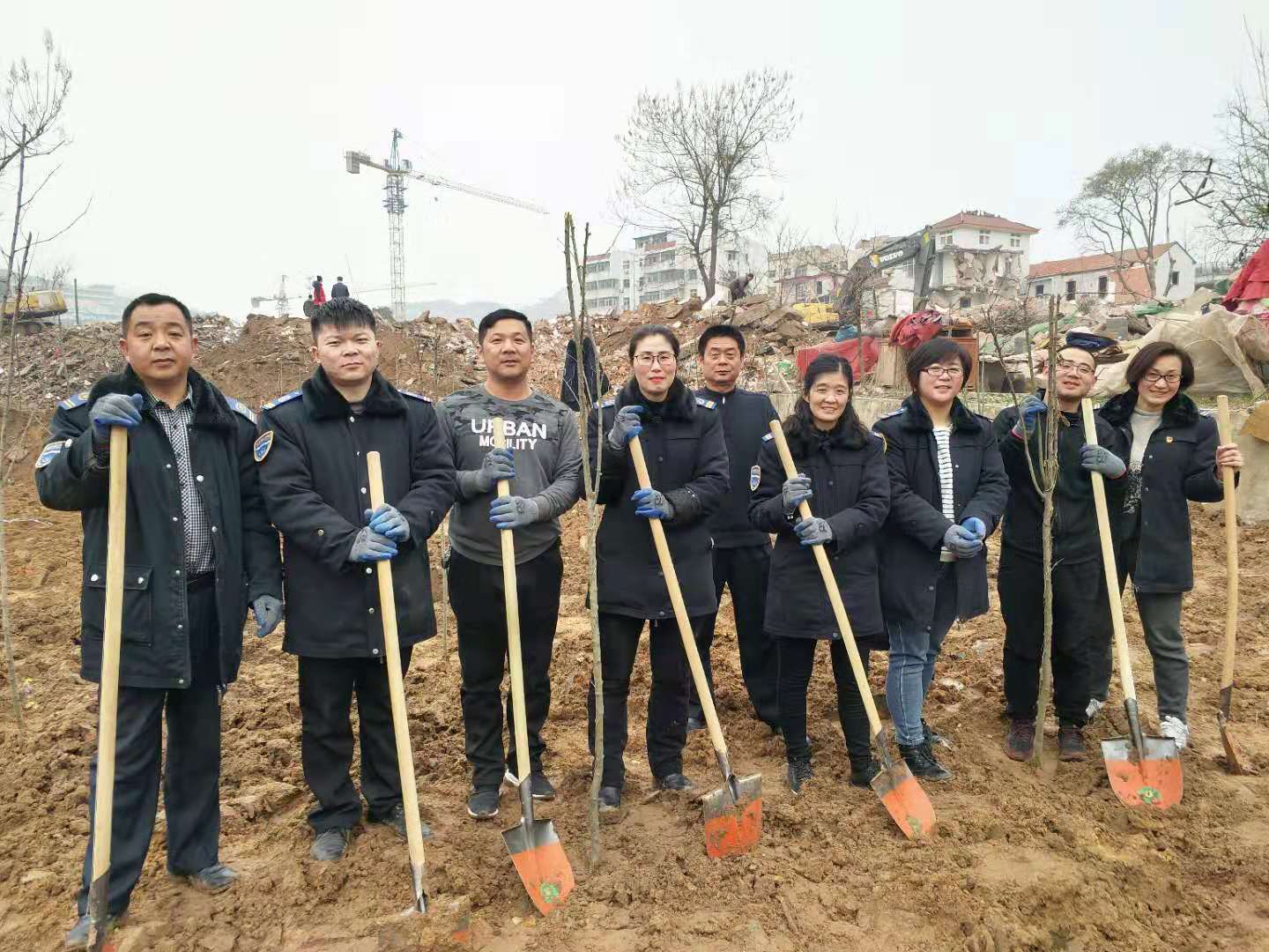 公交集團(tuán)快速公交事業(yè)部黨員積極參加義務(wù)植樹活動(dòng)