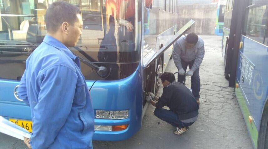 公交維修公司做好新車潤滑油加注工作