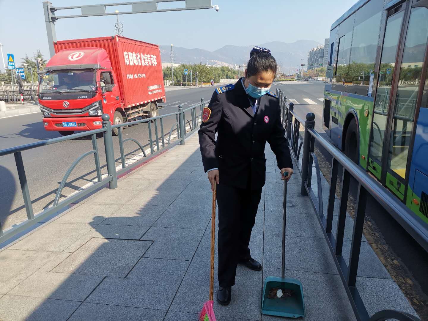 快速公交事業部站務員沈燕 熱心幫助乘客獲感謝