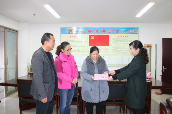 公交海州公司為困難員工家庭捐款獻(xiàn)愛心