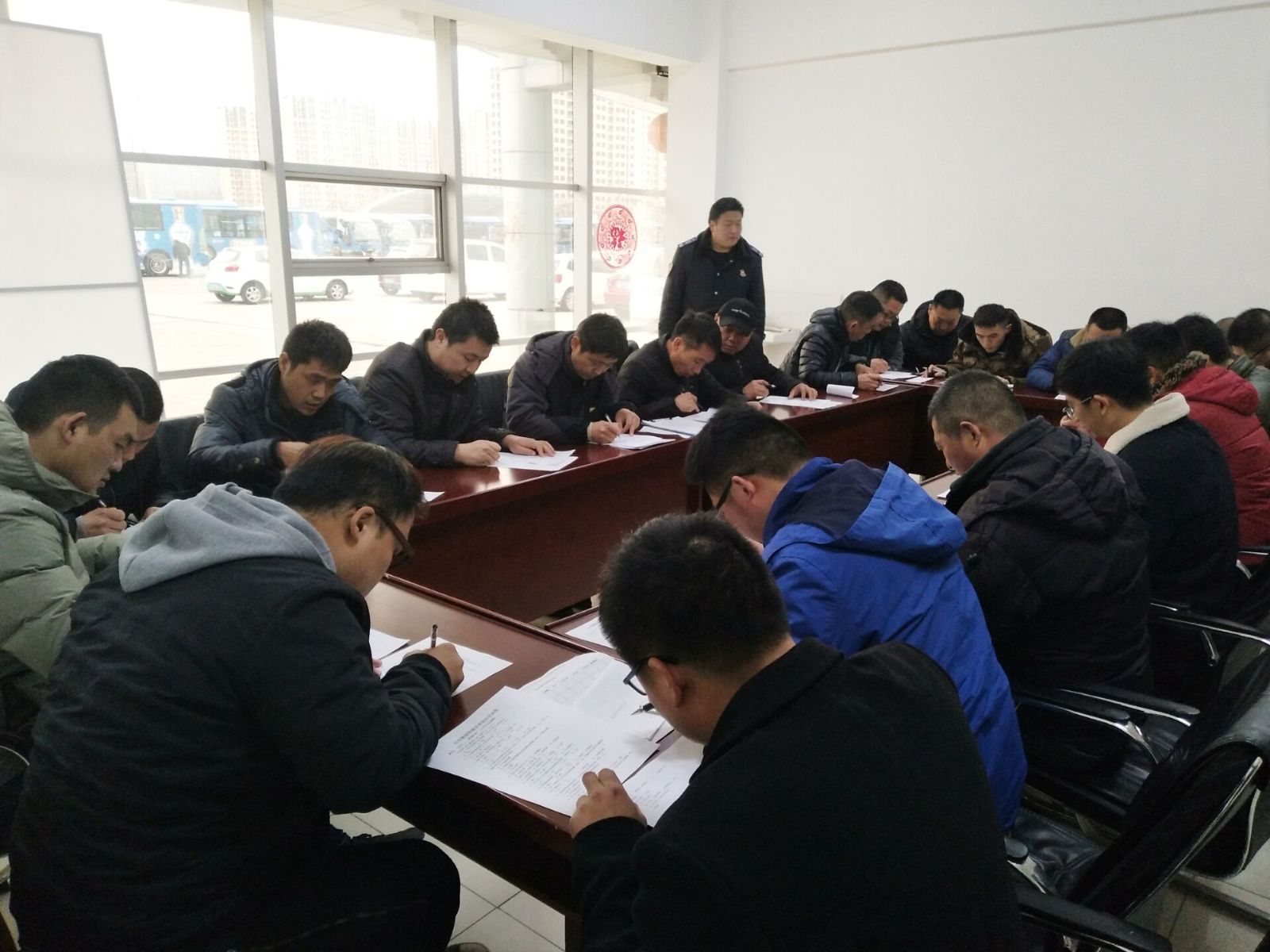 公交集團(tuán)機(jī)務(wù)技術(shù)部對新進(jìn)駕駛員進(jìn)行崗前機(jī)務(wù)培訓(xùn)