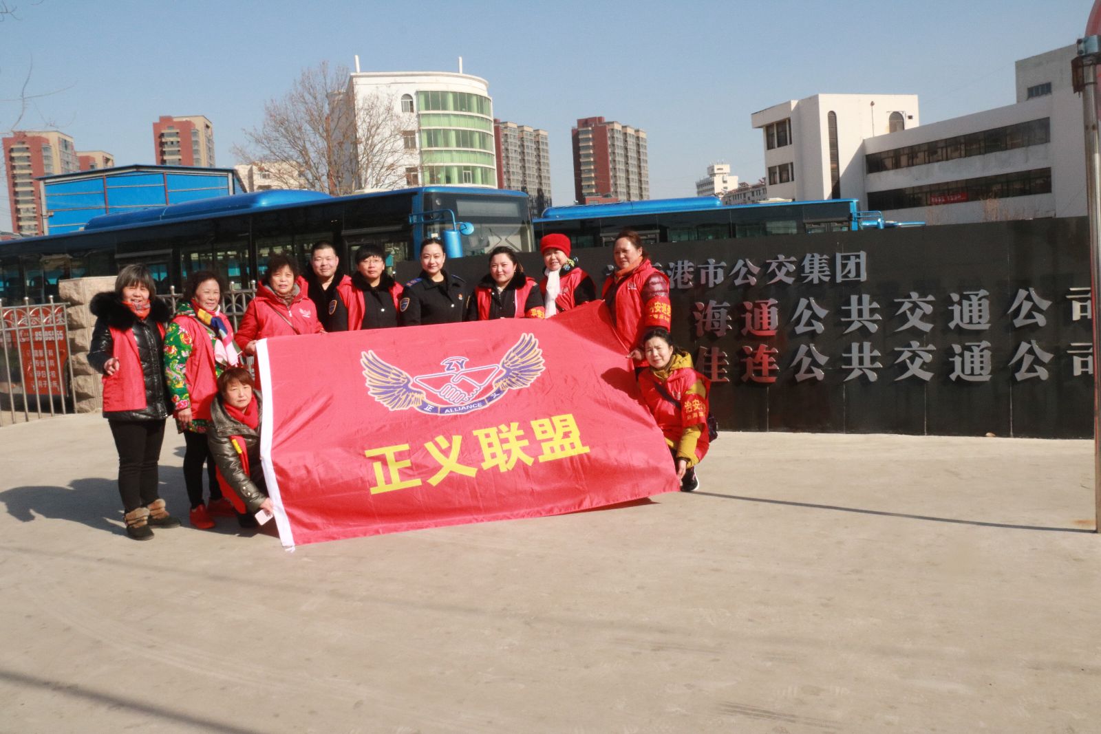 弘揚雷鋒精神 打造滿意公交——西苑社區到公交集團開展志愿服務